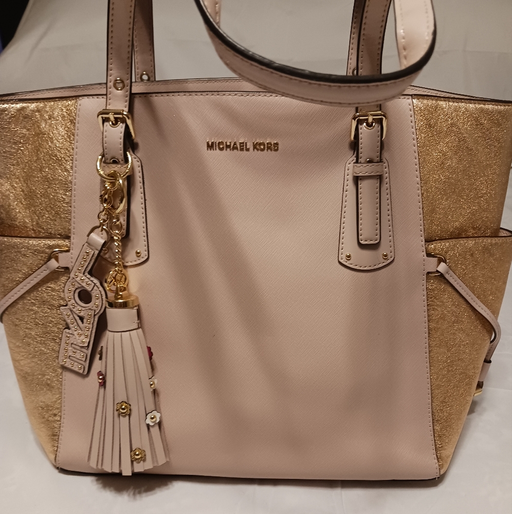 Authentic Michael kors EW signature tote (Accessories sold separately)